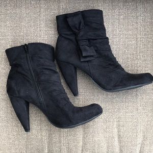 🎱 Black heel booties 🎱